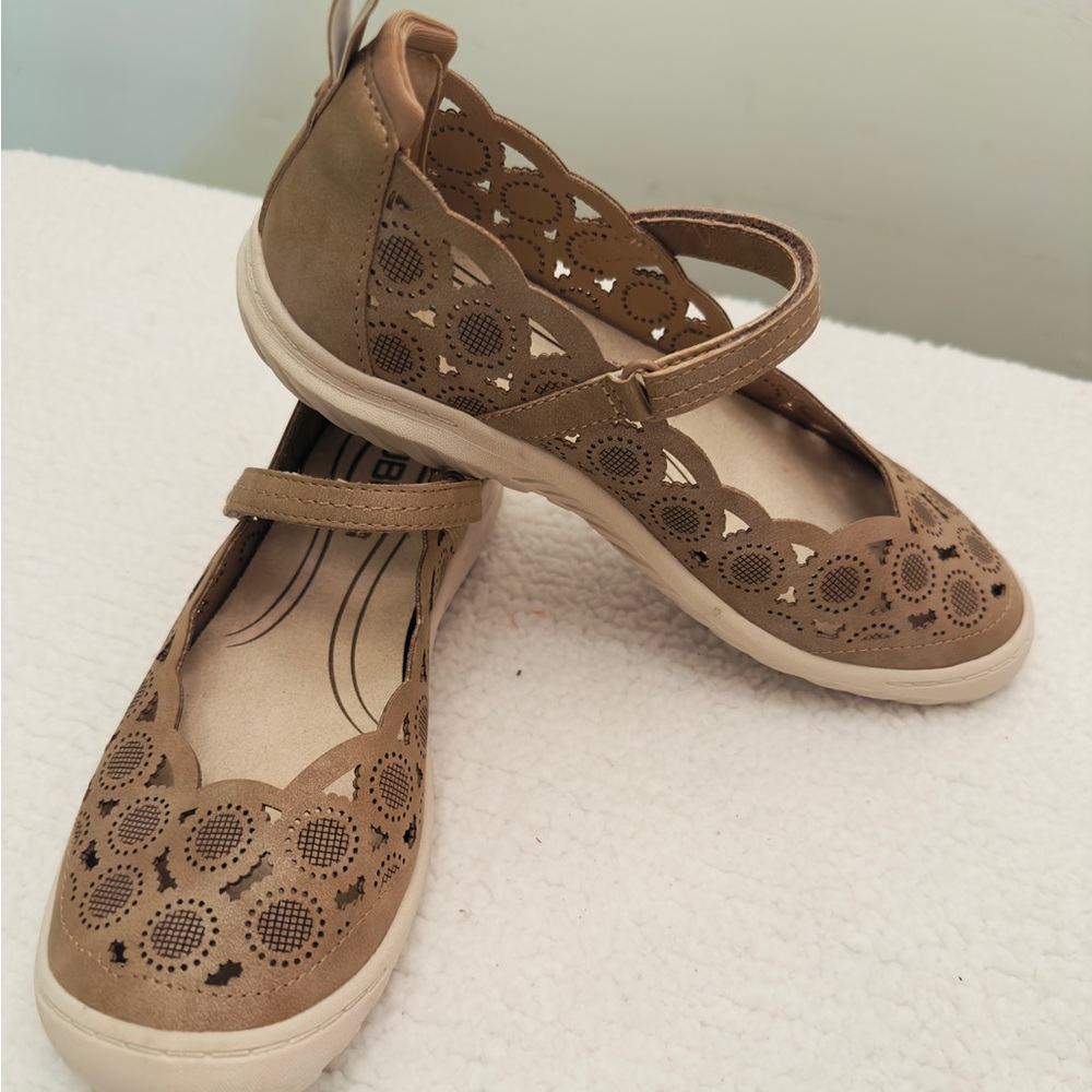 NWT Women's FLATS